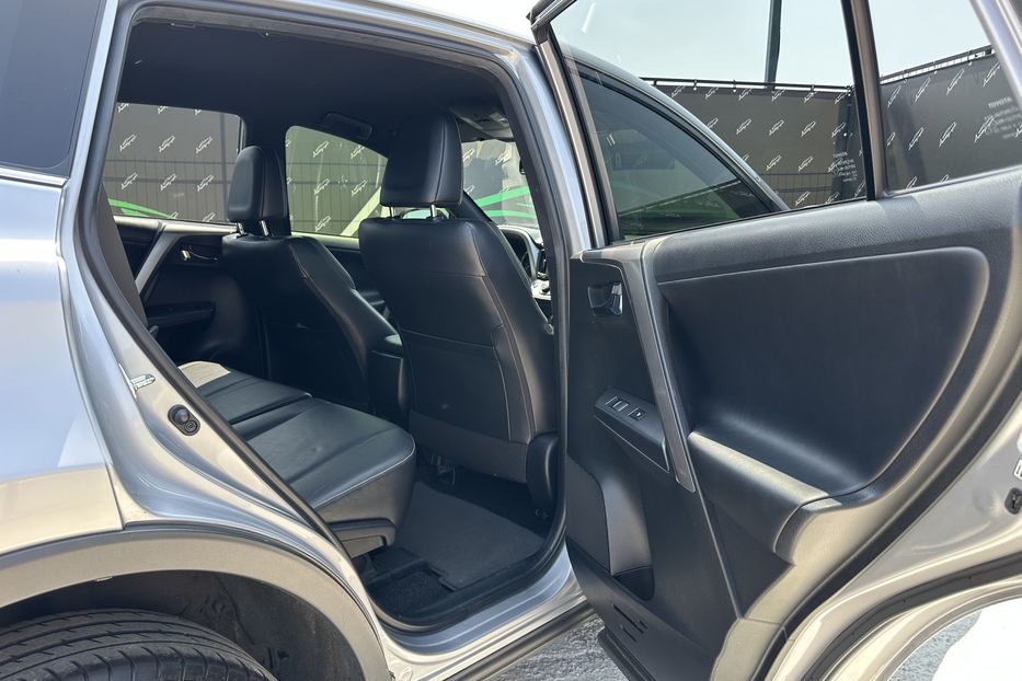 Продам Toyota Rav 4 4х4 Premium 2017 года в Киеве