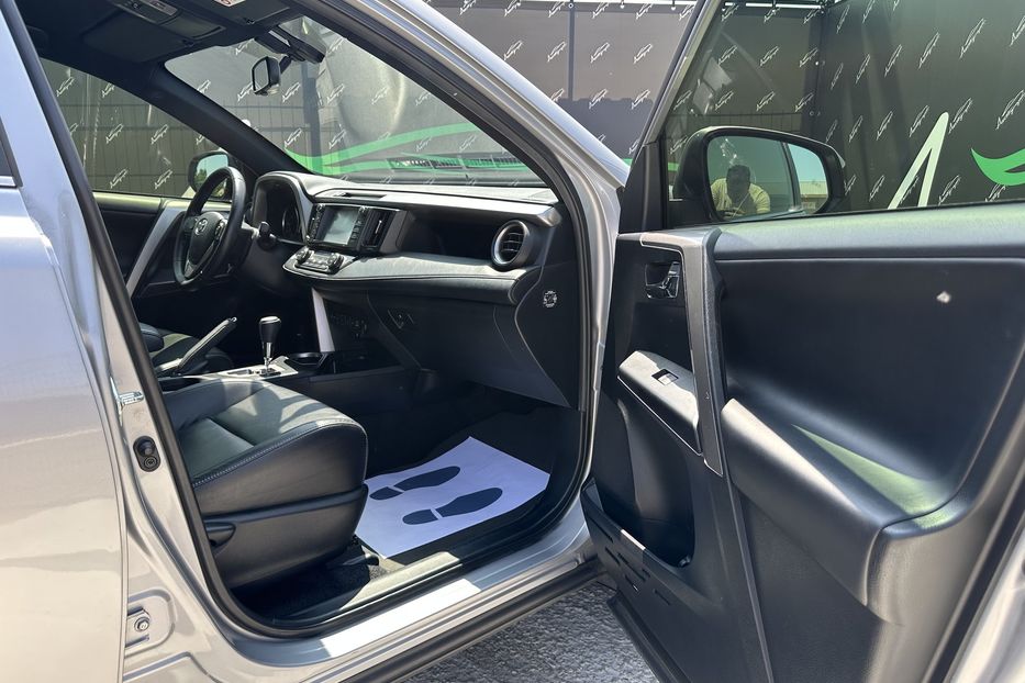 Продам Toyota Rav 4 4х4 Premium 2017 года в Киеве