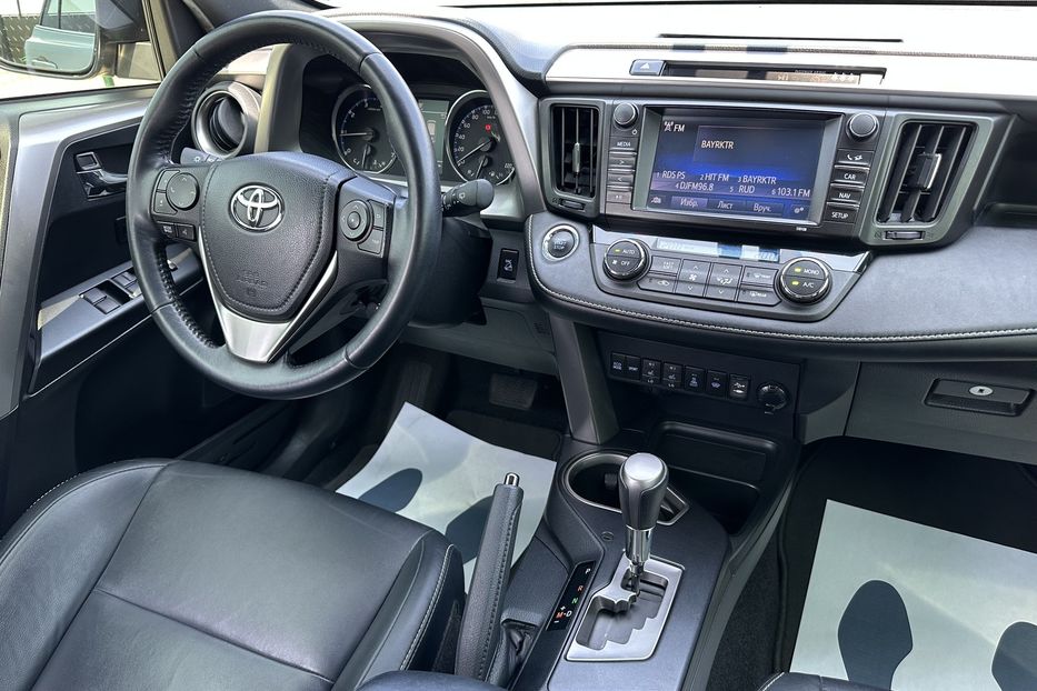 Продам Toyota Rav 4 4х4 Premium 2017 года в Киеве