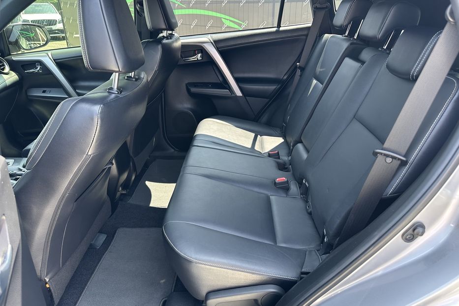 Продам Toyota Rav 4 4х4 Premium 2017 года в Киеве