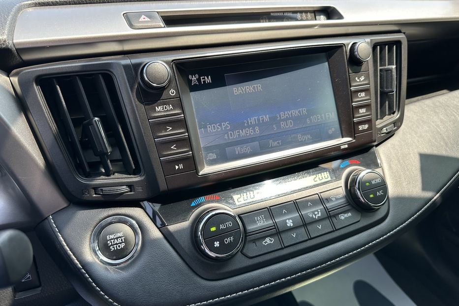 Продам Toyota Rav 4 4х4 Premium 2017 года в Киеве