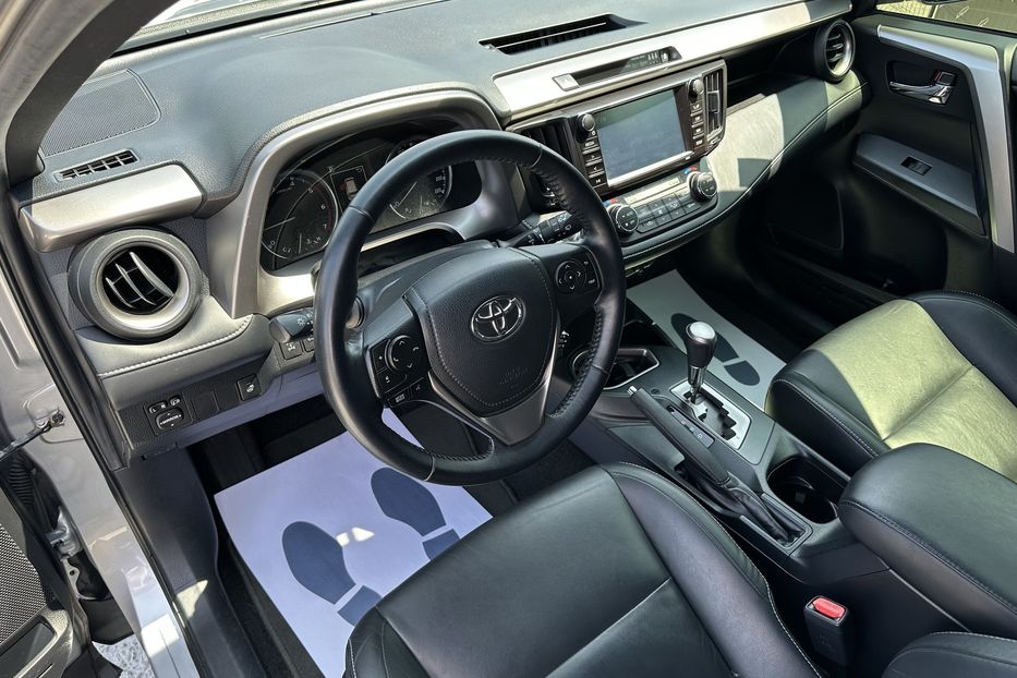 Продам Toyota Rav 4 4х4 Premium 2017 года в Киеве