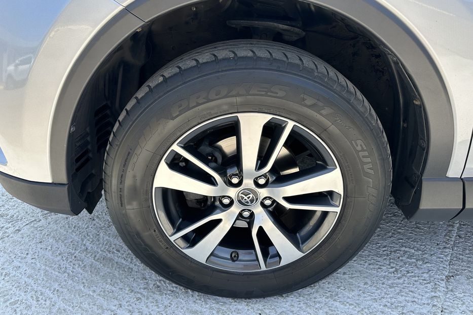 Продам Toyota Rav 4 4х4 Premium 2017 года в Киеве