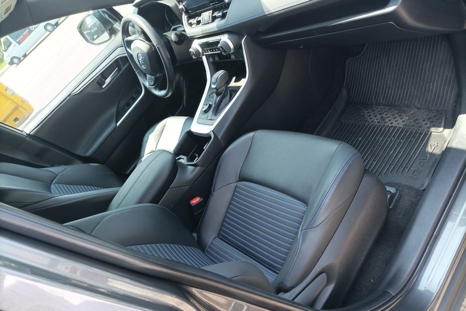 Продам Toyota Rav 4 xse 2022 года в Одессе