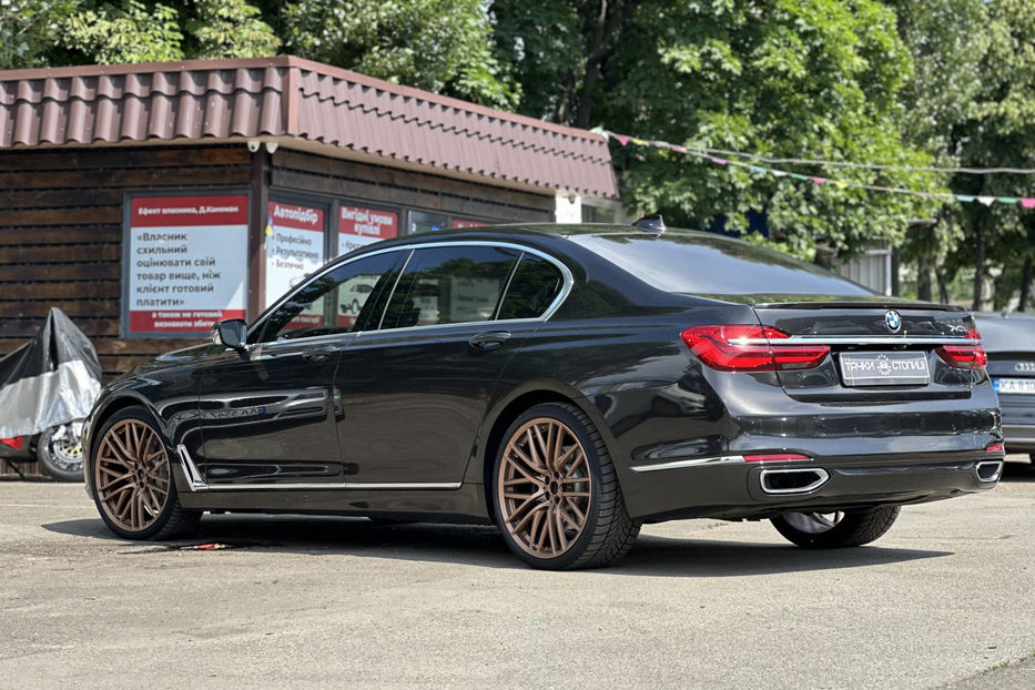 Продам BMW 740 2016 года в Киеве
