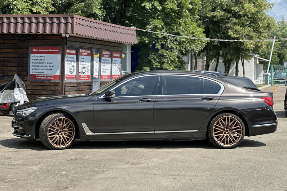 Продам BMW 740 2016 года в Киеве