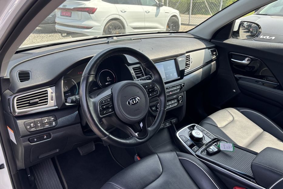 Продам Kia Niro 64 KW 2020 года в Львове