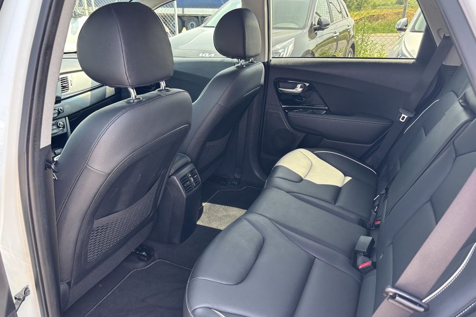 Продам Kia Niro 64 KW 2020 года в Львове