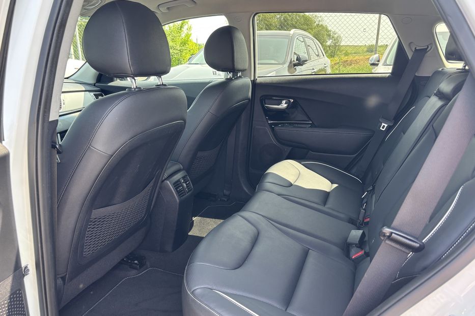 Продам Kia Niro 64 KW 2020 года в Львове