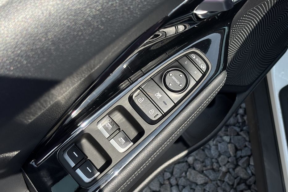 Продам Kia Niro 64 KW 2020 года в Львове