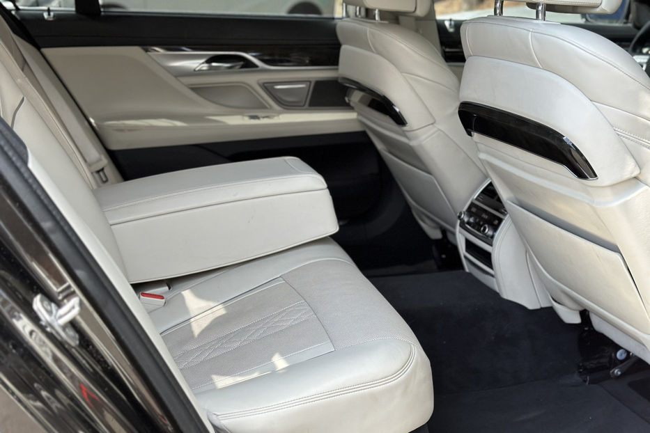 Продам BMW 740 2016 года в Киеве