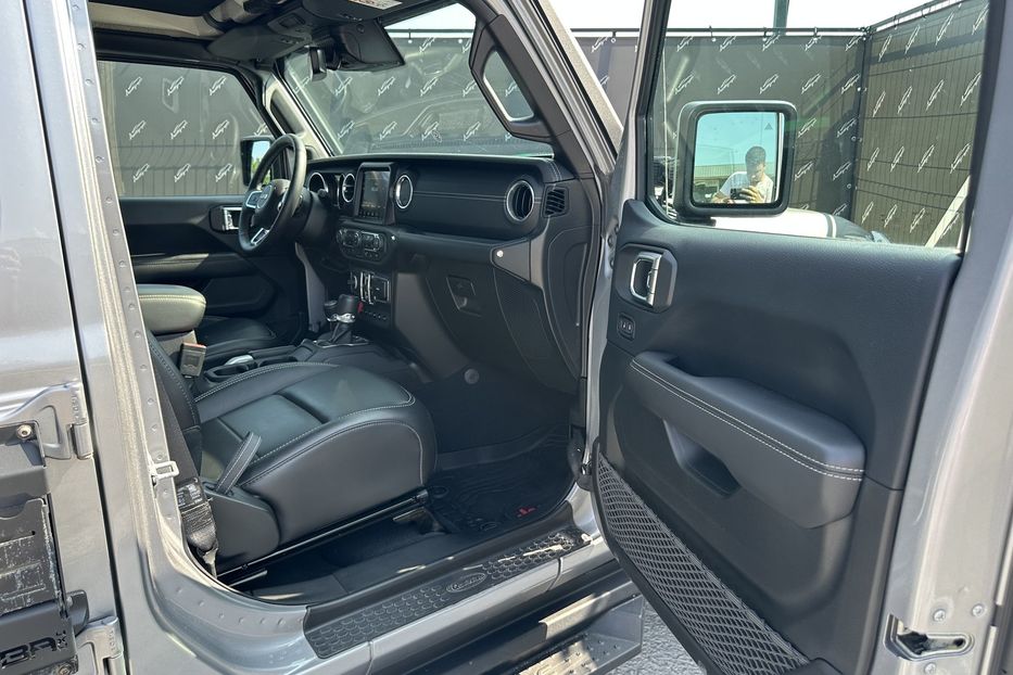 Продам Jeep Wrangler JL Sahara 2019 года в Киеве