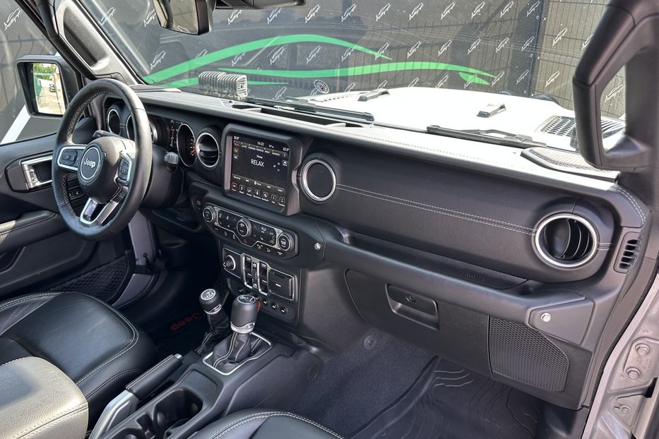 Продам Jeep Wrangler JL Sahara 2019 года в Киеве