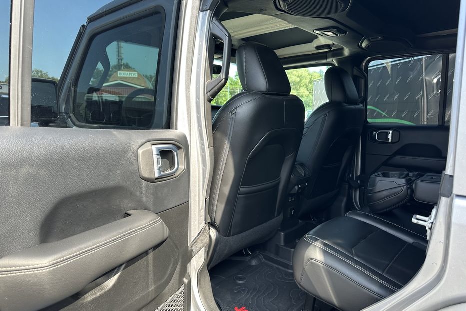Продам Jeep Wrangler JL Sahara 2019 года в Киеве