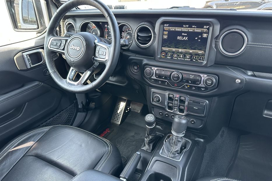 Продам Jeep Wrangler JL Sahara 2019 года в Киеве