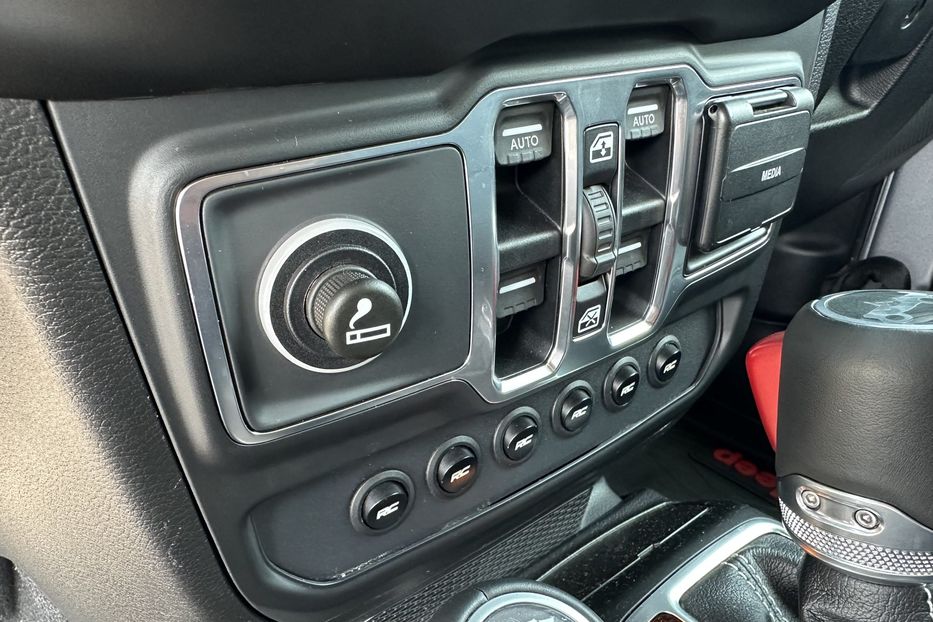 Продам Jeep Wrangler JL Sahara 2019 года в Киеве