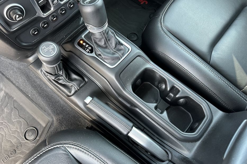 Продам Jeep Wrangler JL Sahara 2019 года в Киеве