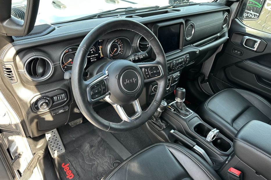 Продам Jeep Wrangler JL Sahara 2019 года в Киеве