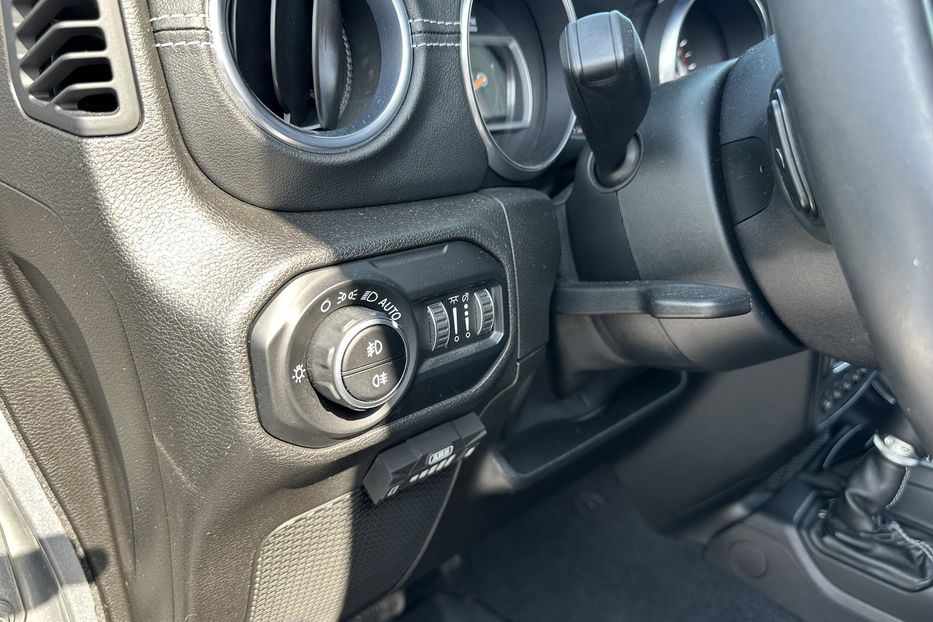 Продам Jeep Wrangler JL Sahara 2019 года в Киеве