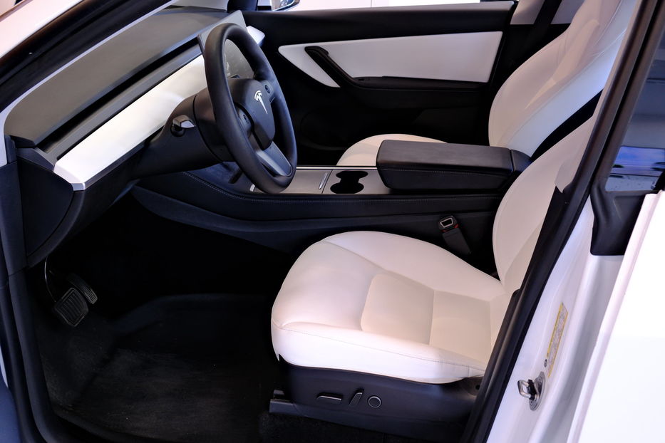 Продам Tesla Model Y 2023 года в Одессе
