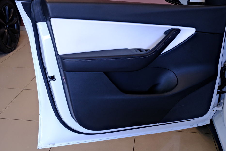 Продам Tesla Model Y 2023 года в Одессе