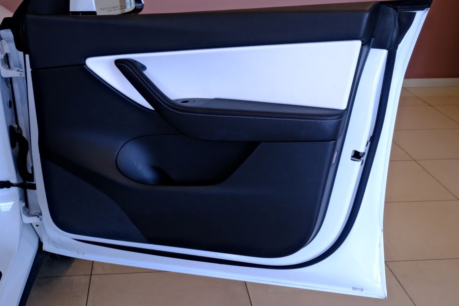 Продам Tesla Model Y 2023 года в Одессе