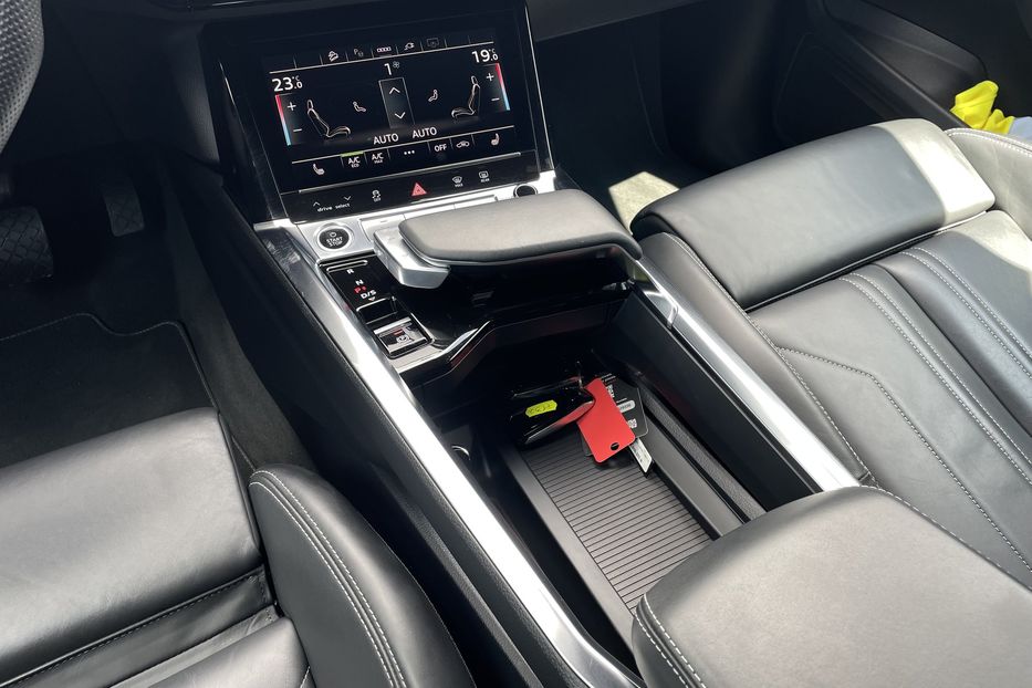 Продам Audi E-Tron 55 S Line quattro  2022 года в Львове