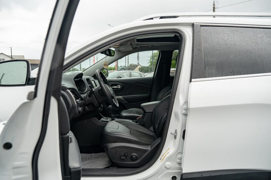 Продам Jeep Cherokee Latitude Plus 2019 года в Черновцах