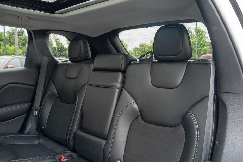 Продам Jeep Cherokee Latitude Plus 2019 года в Черновцах