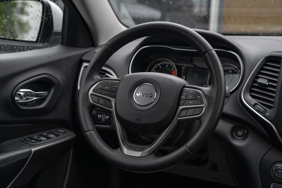 Продам Jeep Cherokee Latitude Plus 2019 года в Черновцах