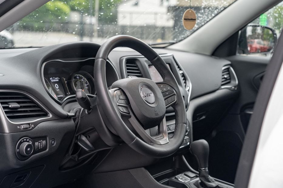 Продам Jeep Cherokee Latitude Plus 2019 года в Черновцах