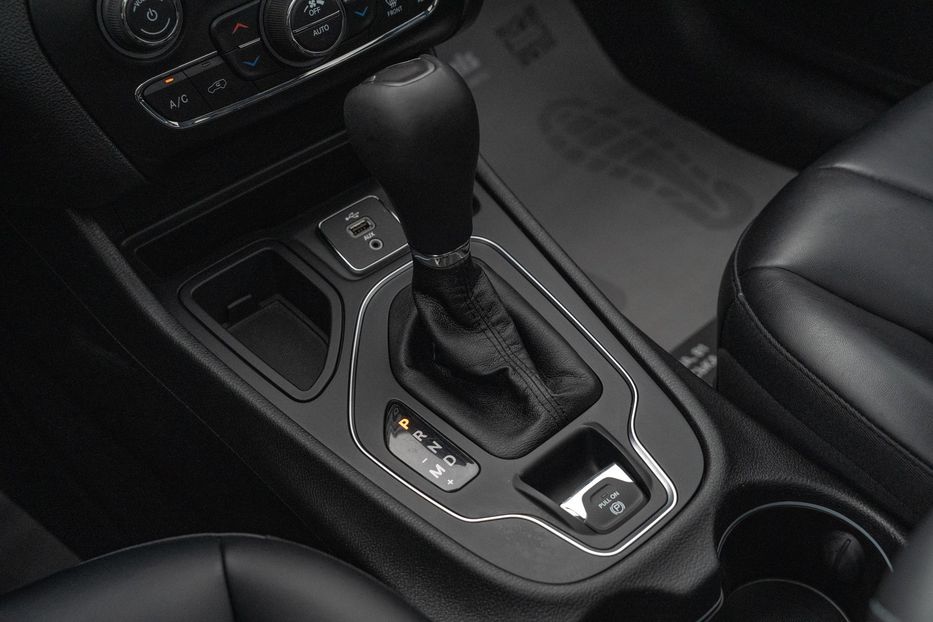 Продам Jeep Cherokee Latitude Plus 2019 года в Черновцах