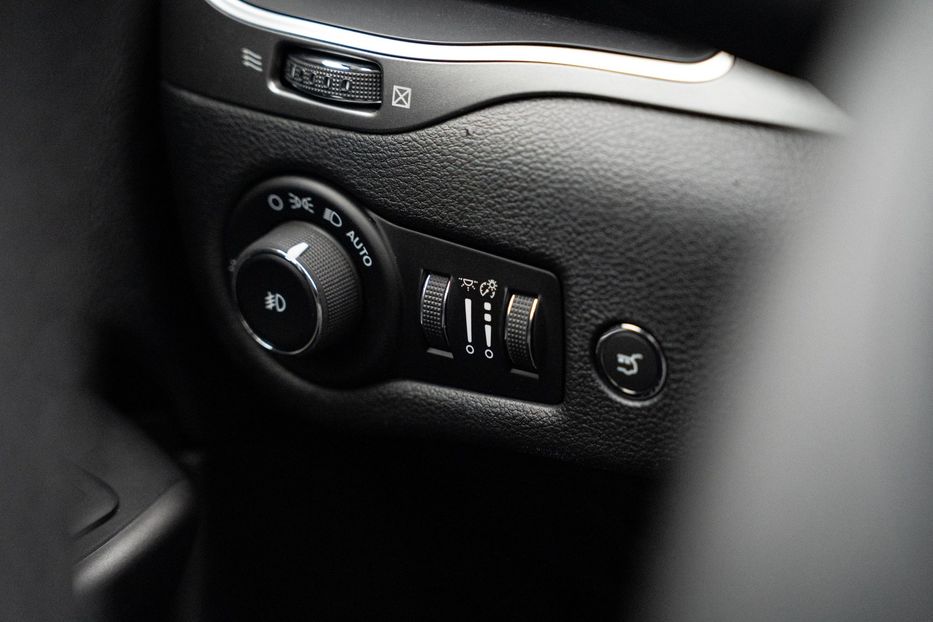 Продам Jeep Cherokee Latitude Plus 2019 года в Черновцах