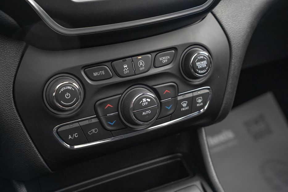 Продам Jeep Cherokee Latitude Plus 2019 года в Черновцах