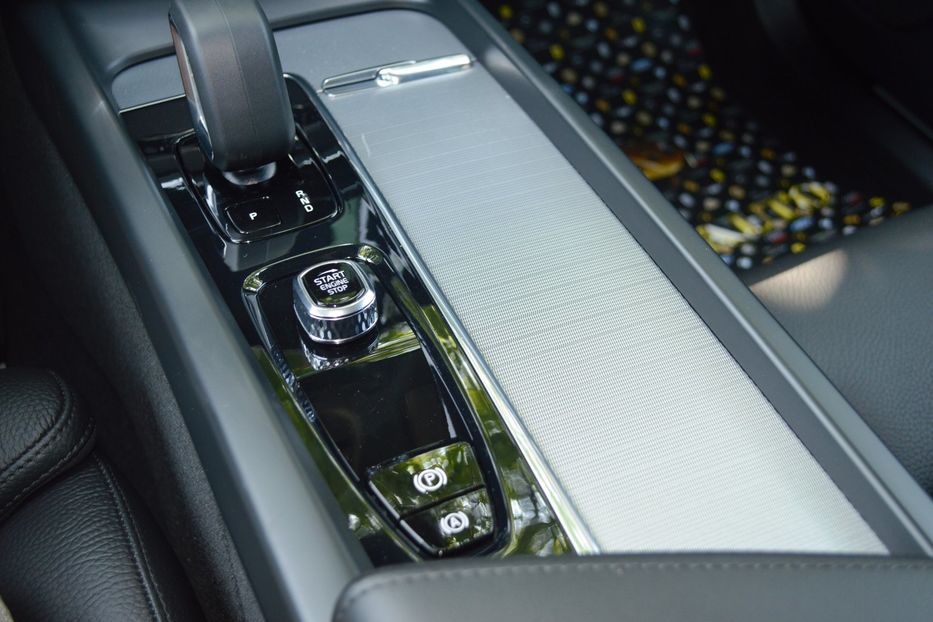 Продам Volvo XC60 MHEV 2023 года в Одессе