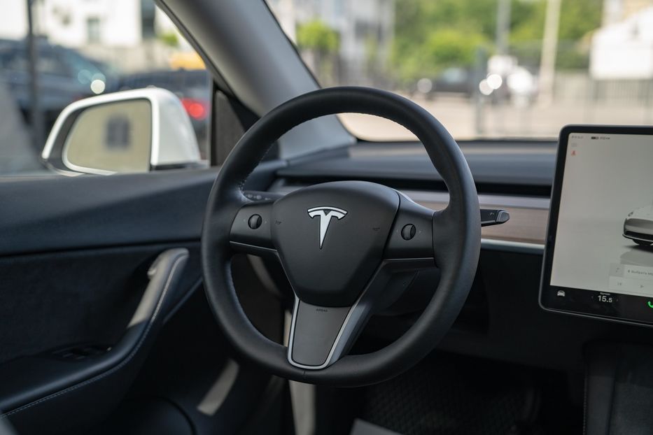 Продам Tesla Model Y Long Range Dual Motor 2022 года в Черновцах
