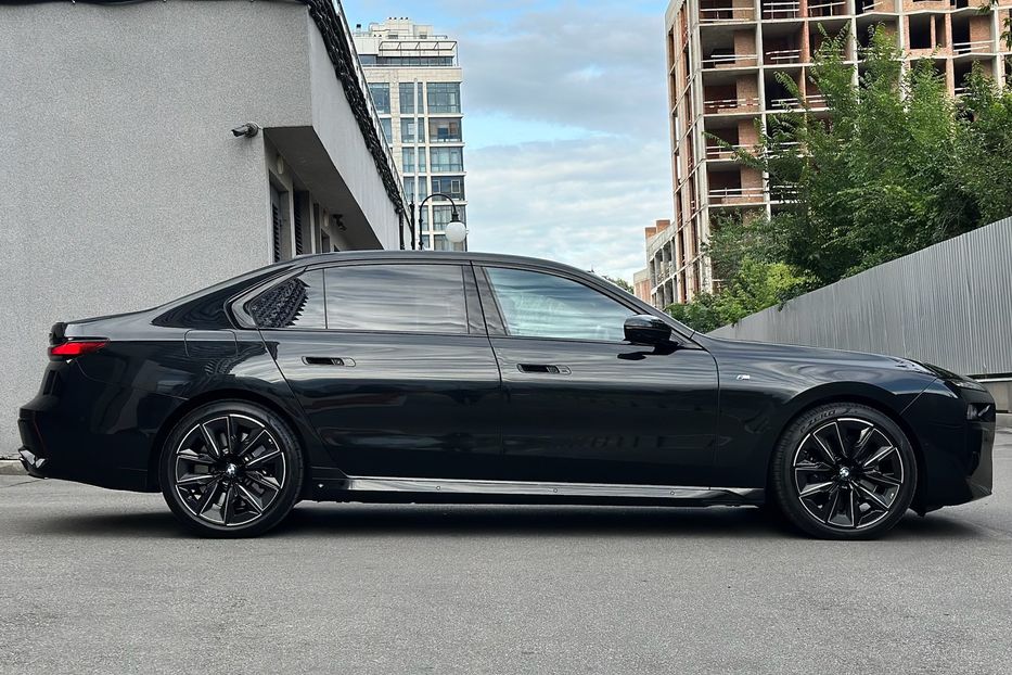 Продам BMW 760 BMW 760i MHEV Steptronic 2022 года в Киеве
