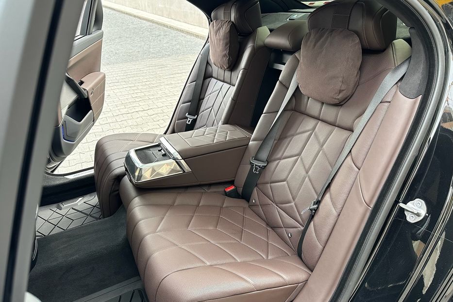 Продам BMW 760 BMW 760i MHEV Steptronic 2022 года в Киеве