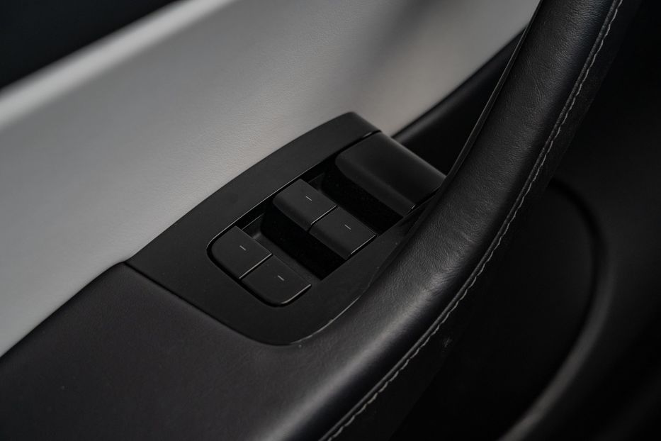 Продам Tesla Model Y Long Range Dual Motor 2020 года в Черновцах