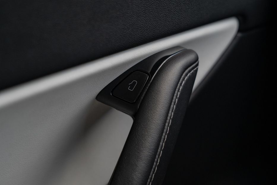 Продам Tesla Model Y Long Range Dual Motor 2020 года в Черновцах