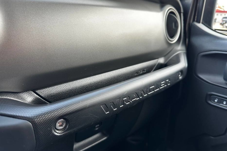Продам Jeep Wrangler AWD Sport 2018 года в Киеве