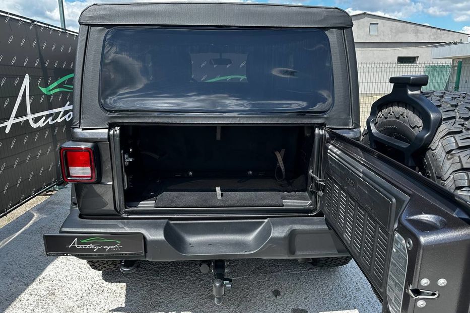Продам Jeep Wrangler AWD Sport 2018 года в Киеве