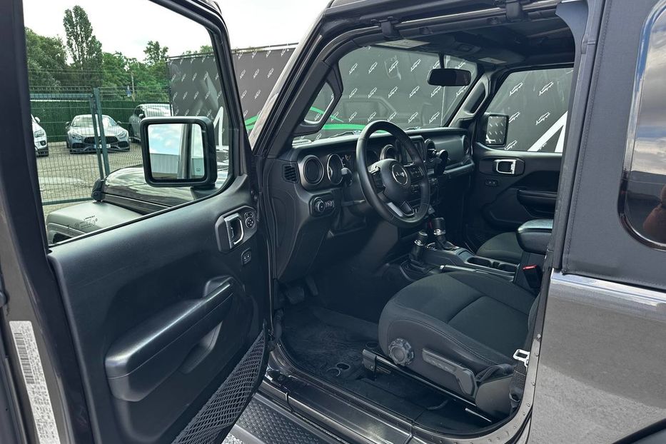 Продам Jeep Wrangler AWD Sport 2018 года в Киеве