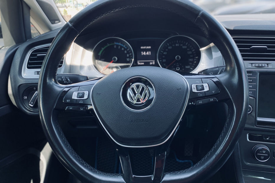 Продам Volkswagen e-Golf 2015 года в Киеве