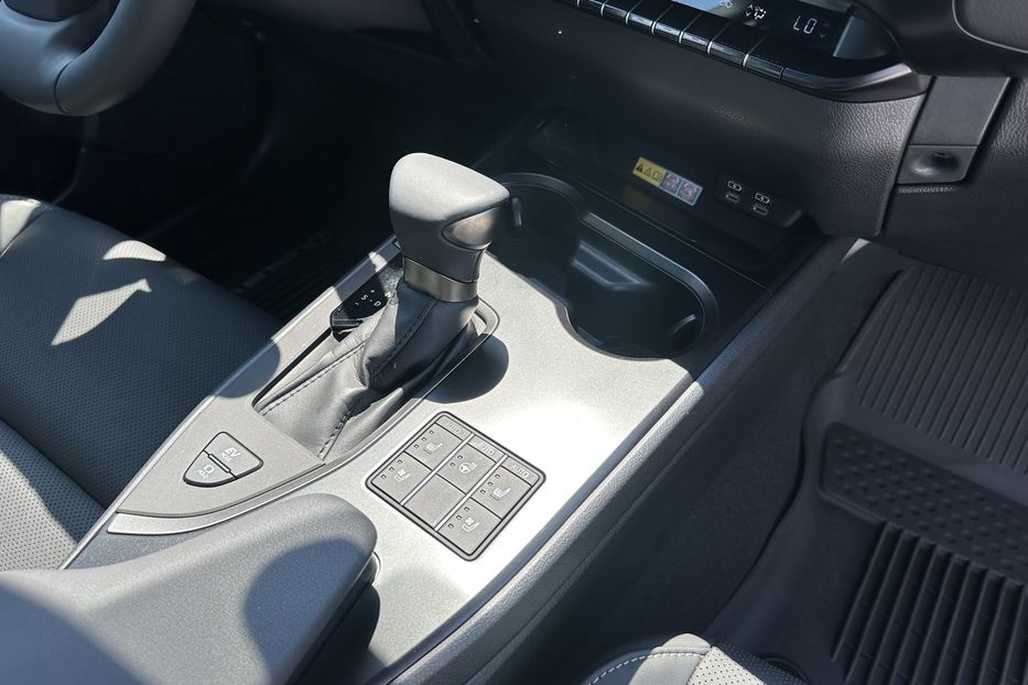 Продам Lexus RH UX250 Hybrid AWD 2023 года в Киеве