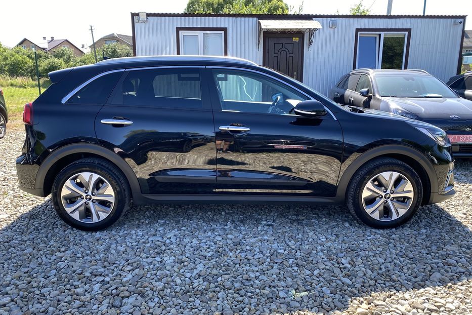Продам Kia Niro 64 kWh Макс. комплектація Люк. 2021 года в Львове