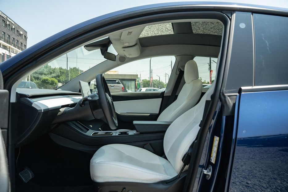 Продам Tesla Model Y Standard Range 2021 года в Черновцах