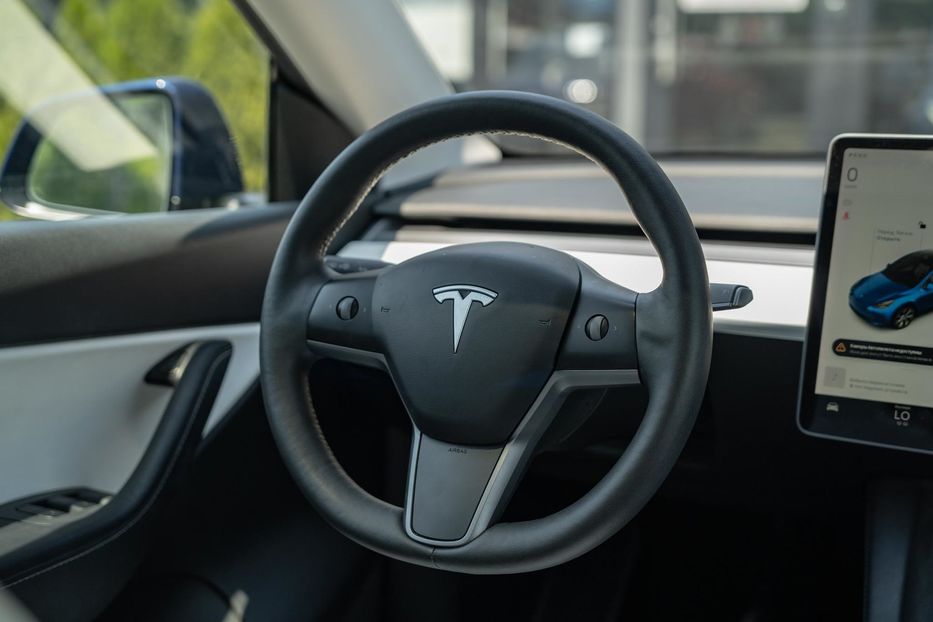 Продам Tesla Model Y Standard Range 2021 года в Черновцах