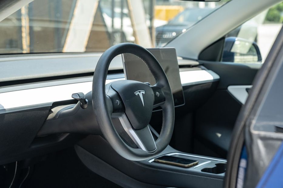 Продам Tesla Model Y Standard Range 2021 года в Черновцах