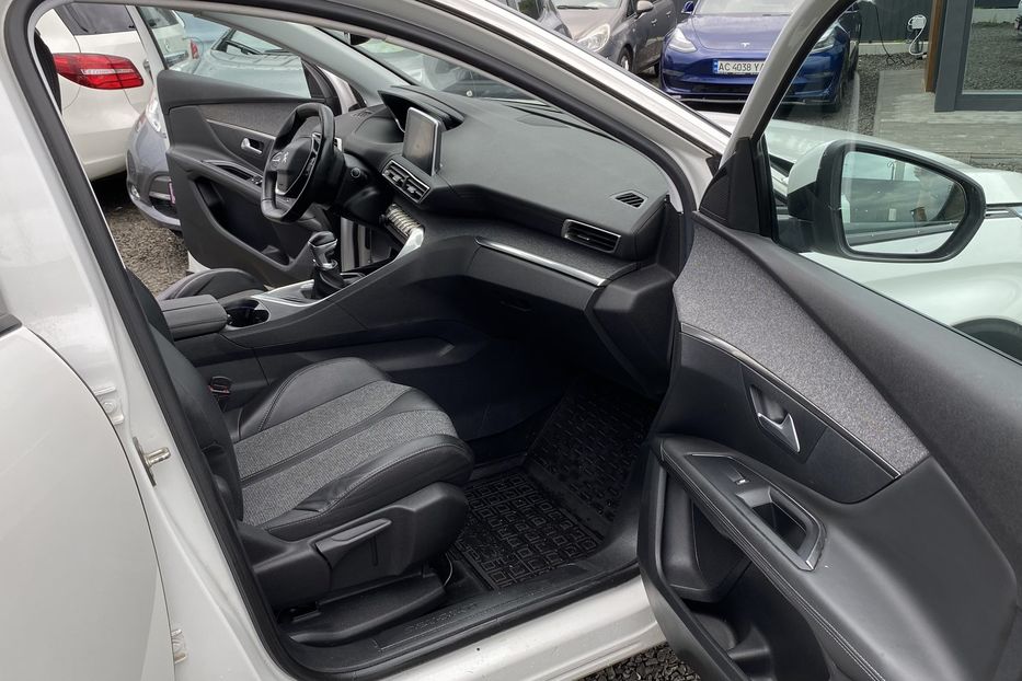 Продам Peugeot 3008 2017 года в Луцке